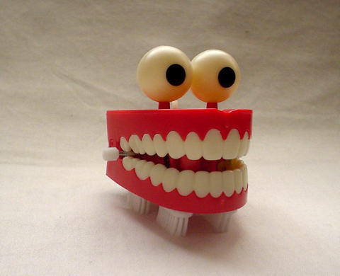 １００ｓの入れ歯のおもちゃを改造しました バイブレータの振動で走り回ります ゼンマイを巻くと これの力で入れ歯がガタガタと動きますので これだけでも走ります ただし時間が短い これがそのままのおもちゃ オー怖い ゼンマイ